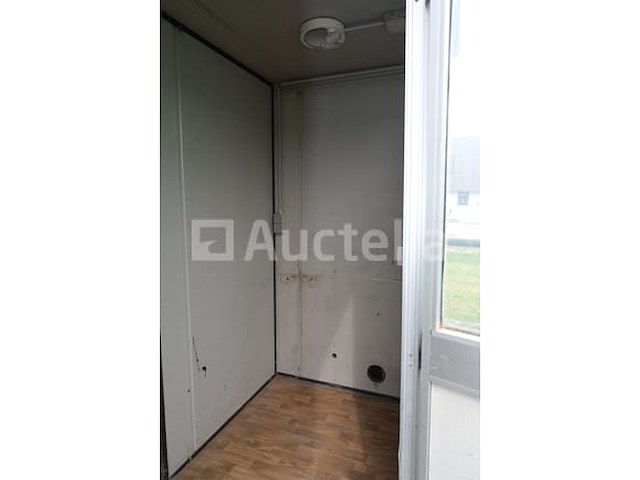 Geïsoleerde container op de bouwplaats - afbeelding 17 van  17