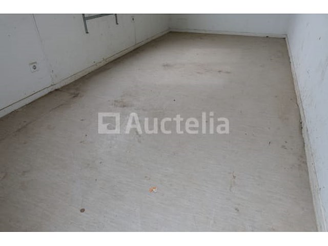 Geïsoleerde container op de bouwplaats - afbeelding 12 van  18