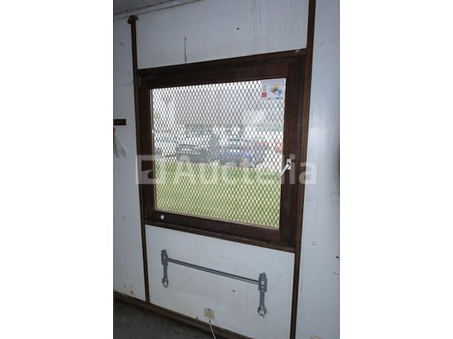 Geïsoleerde container op de bouwplaats - afbeelding 4 van  15