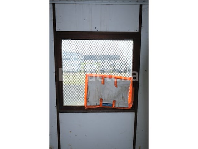 Geïsoleerde container op de bouwplaats - afbeelding 7 van  15