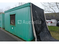 Geïsoleerde container op de bouwplaats