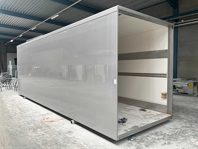 Geisoleerde onafgewerkte vrachtwagenbody - afbeelding 1 van  7