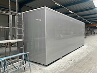 Geisoleerde onafgewerkte vrachtwagenbody - afbeelding 2 van  7