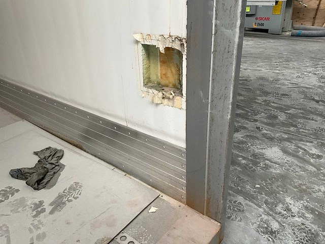 Geisoleerde onafgewerkte vrachtwagenbody - afbeelding 5 van  7