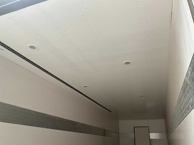 Geisoleerde onafgewerkte vrachtwagenbody - afbeelding 6 van  7