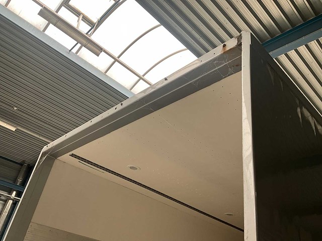 Geisoleerde onafgewerkte vrachtwagenbody - afbeelding 7 van  7