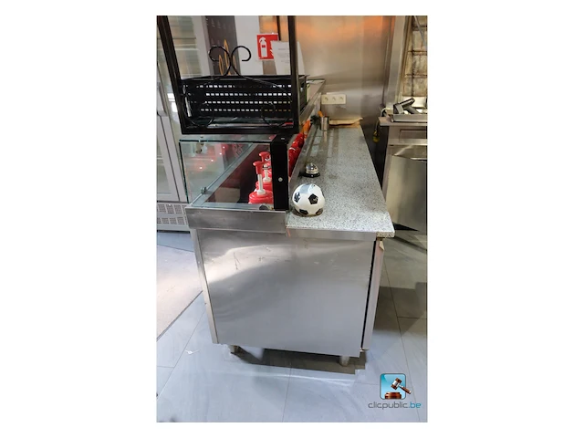 Gekoelde werktafel met inhoud - afbeelding 2 van  11