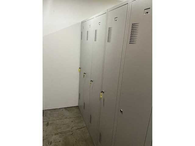 Gekoppelde 3-deurs metalen lockerkast (3x) - afbeelding 1 van  1