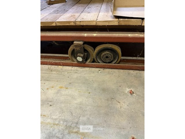 Gelaste ijzeren rek op wielen met inhoud - zelf demonteren - afbeelding 4 van  4