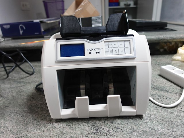 Geldteller banktec - afbeelding 1 van  2