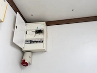 Gele bureel- / werfcontainer met ramen en elektriciteit - afbeelding 6 van  9