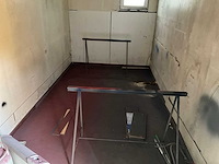 Gele omgebouwde container verkocht met inhoud (om zelf te verplaatsen) - afbeelding 3 van  15