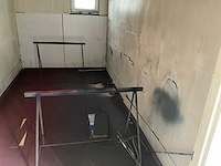 Gele omgebouwde container verkocht met inhoud (om zelf te verplaatsen) - afbeelding 4 van  15