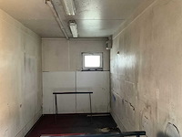 Gele omgebouwde container verkocht met inhoud (om zelf te verplaatsen) - afbeelding 5 van  15