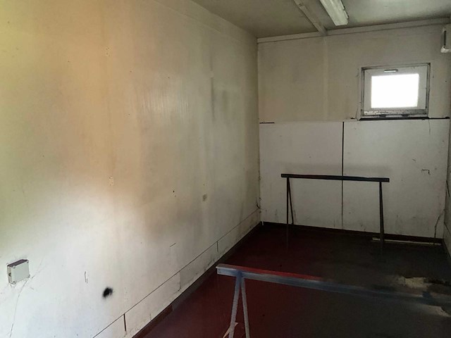 Gele omgebouwde container verkocht met inhoud (om zelf te verplaatsen) - afbeelding 6 van  15