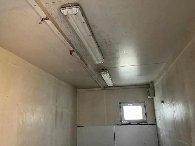 Gele omgebouwde container verkocht met inhoud (om zelf te verplaatsen) - afbeelding 7 van  15