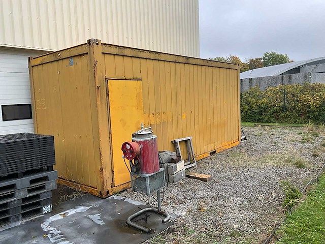 Gele omgebouwde container verkocht met inhoud (om zelf te verplaatsen) - afbeelding 1 van  15