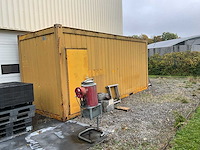 Gele omgebouwde container verkocht met inhoud (om zelf te verplaatsen) - afbeelding 1 van  15