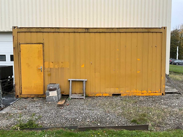 Gele omgebouwde container verkocht met inhoud (om zelf te verplaatsen) - afbeelding 8 van  15