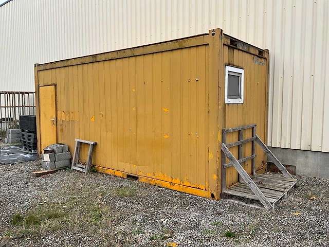 Gele omgebouwde container verkocht met inhoud (om zelf te verplaatsen) - afbeelding 9 van  15