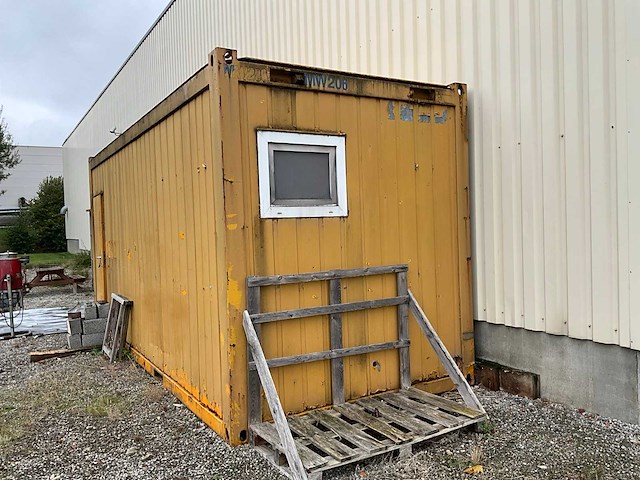 Gele omgebouwde container verkocht met inhoud (om zelf te verplaatsen) - afbeelding 10 van  15