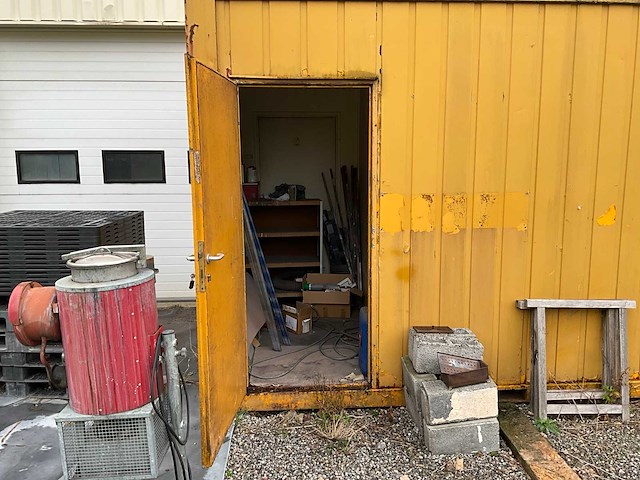 Gele omgebouwde container verkocht met inhoud (om zelf te verplaatsen) - afbeelding 11 van  15