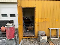 Gele omgebouwde container verkocht met inhoud (om zelf te verplaatsen) - afbeelding 11 van  15