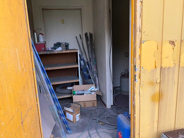 Gele omgebouwde container verkocht met inhoud (om zelf te verplaatsen) - afbeelding 13 van  15