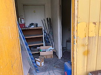 Gele omgebouwde container verkocht met inhoud (om zelf te verplaatsen) - afbeelding 13 van  15