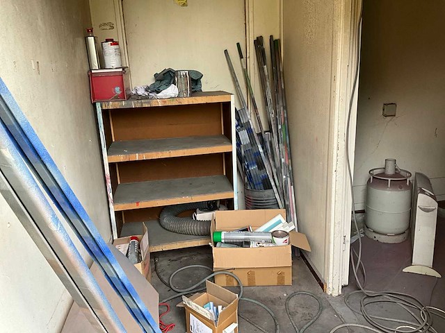 Gele omgebouwde container verkocht met inhoud (om zelf te verplaatsen) - afbeelding 14 van  15