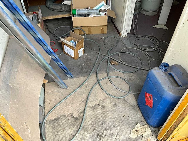 Gele omgebouwde container verkocht met inhoud (om zelf te verplaatsen) - afbeelding 15 van  15