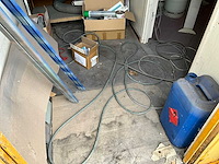 Gele omgebouwde container verkocht met inhoud (om zelf te verplaatsen) - afbeelding 15 van  15