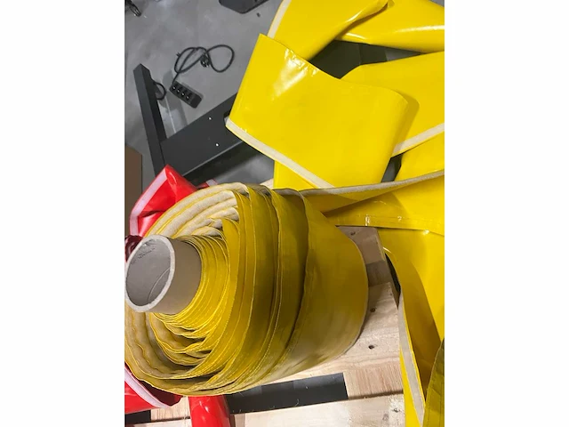 Gele pvc-beschermhoes voor palen of stangen van speeltoestellen – 5 m - afbeelding 5 van  8