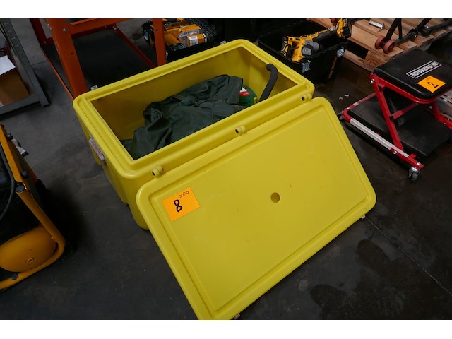 Gele slagvaste toolbox met inhoud - afbeelding 1 van  3