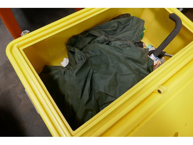 Gele slagvaste toolbox met inhoud - afbeelding 2 van  3