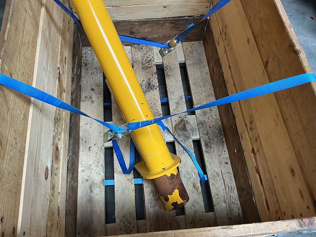 Gele stalen beschermpaal met baddinghouder (dia. 114 mm - in te betonneren) - afbeelding 2 van  2