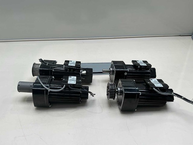Gelijkstroommotor met tandwieloverbrenging en encoder (4x) - afbeelding 1 van  8