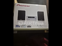 Geluidsapparatuur: een hifi-installatie en een schakelkast