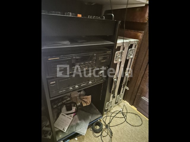 Geluidsapparatuur: een hifi-installatie en een schakelkast - afbeelding 3 van  5