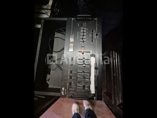 Geluidsapparatuur: een hifi-installatie en een schakelkast - afbeelding 4 van  5