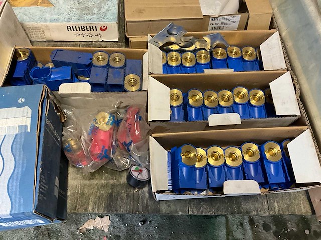 Gemengd lot installatiemateriaal en sanitair accessoires - afbeelding 2 van  14