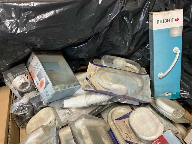 Gemengd lot installatiemateriaal en sanitair accessoires - afbeelding 4 van  14