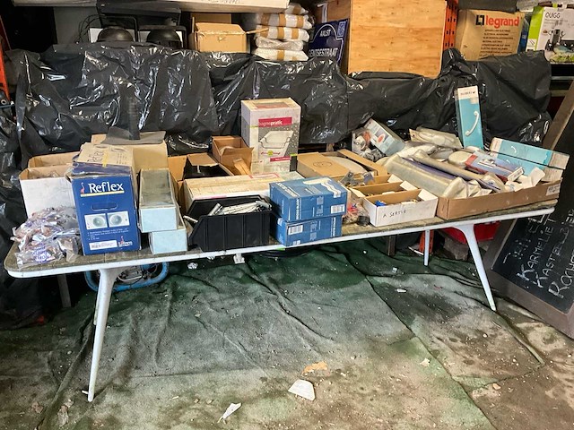 Gemengd lot installatiemateriaal en sanitair accessoires - afbeelding 1 van  14