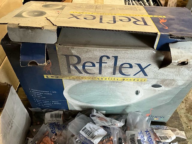 Gemengd lot installatiemateriaal en sanitair accessoires - afbeelding 9 van  14