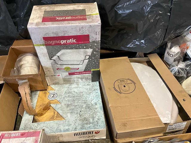 Gemengd lot installatiemateriaal en sanitair accessoires - afbeelding 14 van  14