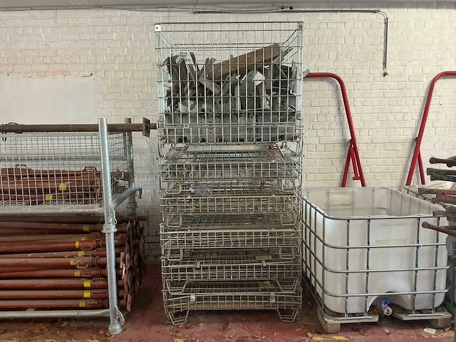 Gemengde partij metalen constructieonderdelen - schoren / stempelplaten met voetplaten - afbeelding 10 van  15
