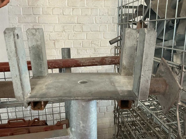 Gemengde partij metalen constructieonderdelen - schoren / stempelplaten met voetplaten - afbeelding 15 van  15