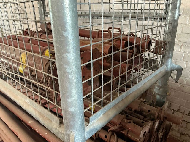 Gemengde partij metalen constructieonderdelen - schoren / stempelplaten met voetplaten - afbeelding 2 van  15
