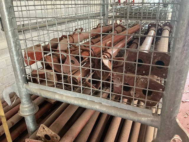 Gemengde partij metalen constructieonderdelen - schoren / stempelplaten met voetplaten - afbeelding 3 van  15