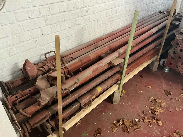 Gemengde partij metalen constructieonderdelen - schoren / stempelplaten met voetplaten - afbeelding 4 van  15